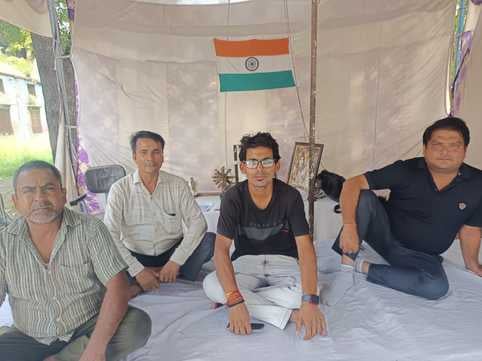 गाँधी आश्रम में धरना पर बैठे कर्मचारी
