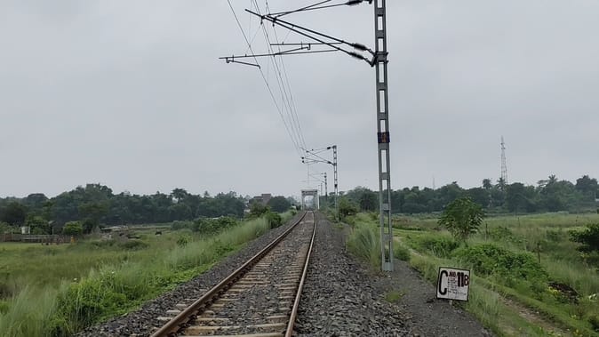घटनास्थल पर जुटी लोगों की भीड़ घटनास्थल पर जुटी लोगों की भीड़