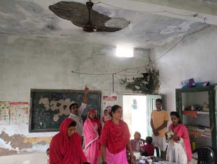 हरिसेनगंज - प्राथमिक विद्यालय रामनगर उमरी में खस्ताहाल छत के नीचे पढ़ते नौनिहाल