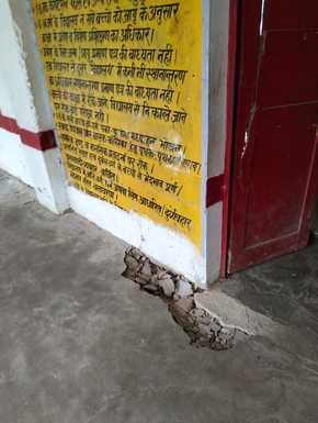 हरिसेनगंज - प्राथमिक विद्यालय रामनगर उमरी में खस्ताहाल छत के नीचे पढ़ते नौनिहाल