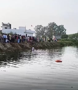 जोहड़ में बच्चे की तलाश करते गोताखोर। जोहड़ में बच्चे की तलाश करते गोताखोर।