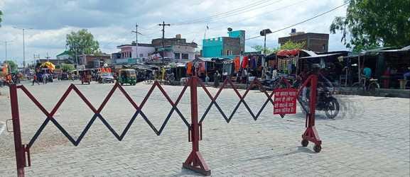 जलालाबाद से गुजरते कांवड़ लेकर गोला जाते कांवड़िये। संवाद जलालाबाद से गुजरते कांवड़ लेकर गोला जाते कांवड़िये। संवाद