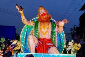 जलालाबाद से गुजरते कांवड़ लेकर गोला जाते कांवड़िये। संवाद जलालाबाद से गुजरते कांवड़ लेकर गोला जाते कांवड़िये। संवाद