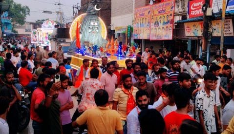 जलालाबाद से गुजरते कांवड़ लेकर गोला जाते कांवड़िये। संवाद जलालाबाद से गुजरते कांवड़ लेकर गोला जाते कांवड़िये। संवाद