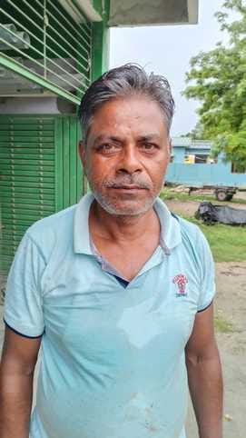 जर्जर डगा पुल पर जोखिम के बीच ग्रिल से होकर गुजरता ई-रिक्शा। संवाद