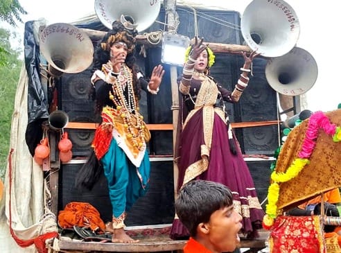 कछला से निकली कांवड़ियों की टोली। संवाद