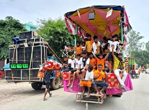 कछला से निकली कांवड़ियों की टोली। संवाद