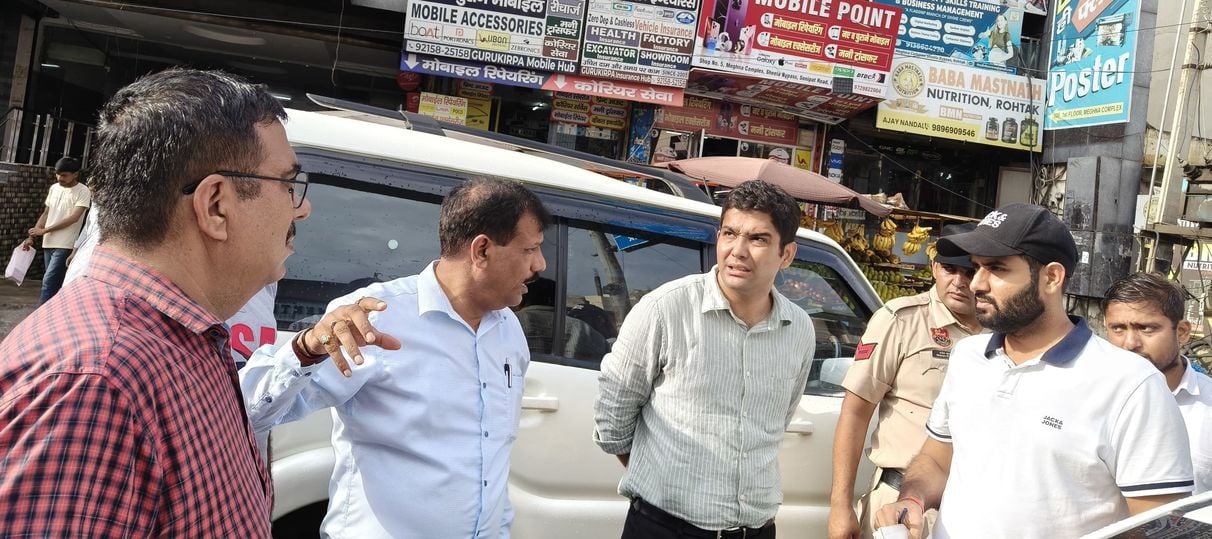 किला रोड बाजार में निगम आयुक्त के आने से पहले सफाई कर रहे कर्मचारी को रोकते दुकानदार। संवाद किला रोड बाजार में निगम आयुक्त के आने से पहले सफाई कर रहे कर्मचारी को रोकते दुकानदार। संवाद