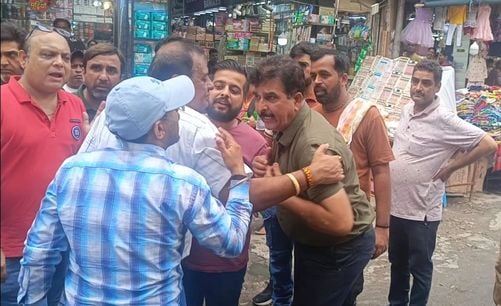 किला रोड बाजार में निगम आयुक्त के आने से पहले सफाई कर रहे कर्मचारी को रोकते दुकानदार। संवाद किला रोड बाजार में निगम आयुक्त के आने से पहले सफाई कर रहे कर्मचारी को रोकते दुकानदार। संवाद
