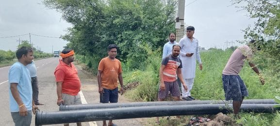 कलानौर में घरों में बरसाती पानी घुसा हुआ दिखाता पुरुष। संवाद