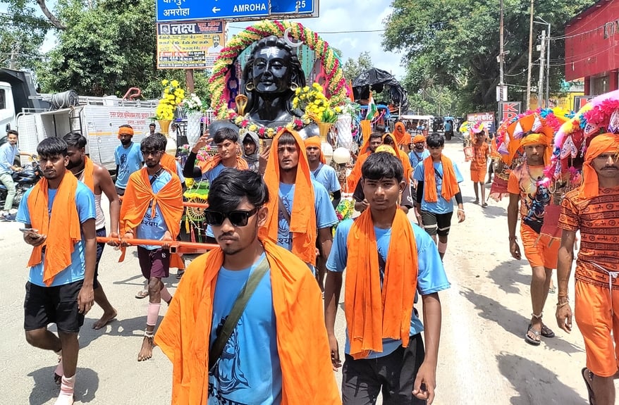 कांठ से होकर शिव रथ लेकर जाते कांवड़िये।