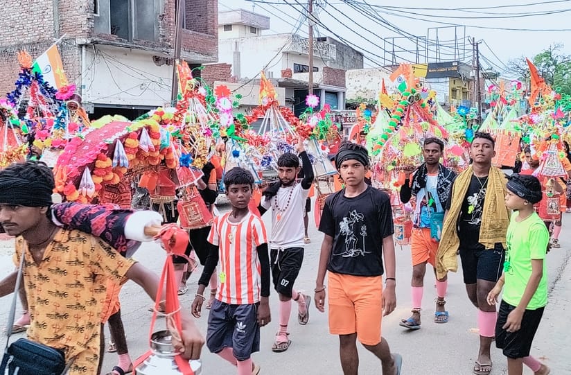 कांठ से होकर शिव रथ लेकर जाते कांवड़िये।