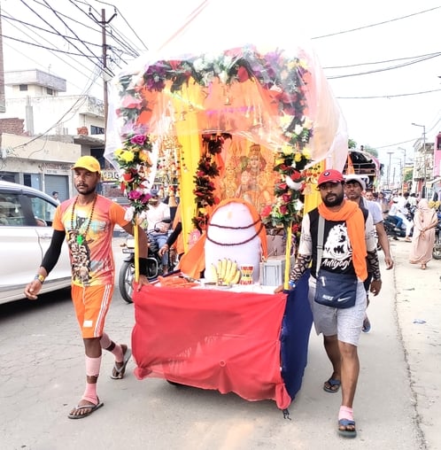 कांठ से होकर शिव रथ लेकर जाते कांवड़िये।