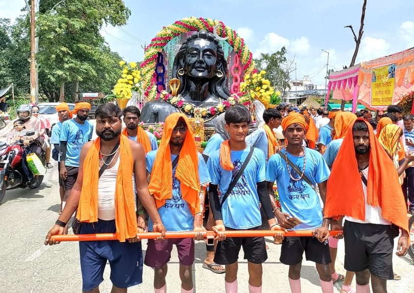 कांठ से होकर शिव रथ लेकर जाते कांवड़िये।