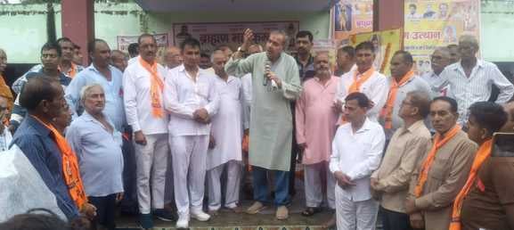 नवजीवन इंटर कॉलेज परिसर में आयोजित ब्राह्मण सम्मेलन। (बहसूमा) नवजीवन इंटर कॉलेज परिसर में आयोजित ब्राह्मण सम्मेलन। (बहसूमा)