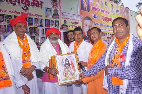 नवजीवन इंटर कॉलेज परिसर में आयोजित ब्राह्मण सम्मेलन। (बहसूमा) नवजीवन इंटर कॉलेज परिसर में आयोजित ब्राह्मण सम्मेलन। (बहसूमा)