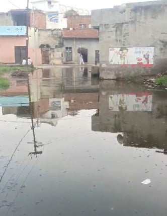 पांची में जर्जर भवन व गंदगी में पढ़ रहे बच्चे, जान का खतरा की खबर से संबंधित फोटो। आंबेडकर भवन