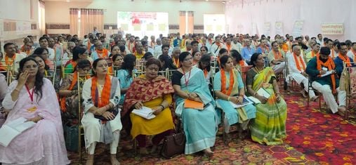 रोहतक के गोकर्ण डेरे में चल रही विहिप की प्रांतीय बैठक में मंच पर उपस्थित अतिथि। स्रोत : परिषद
