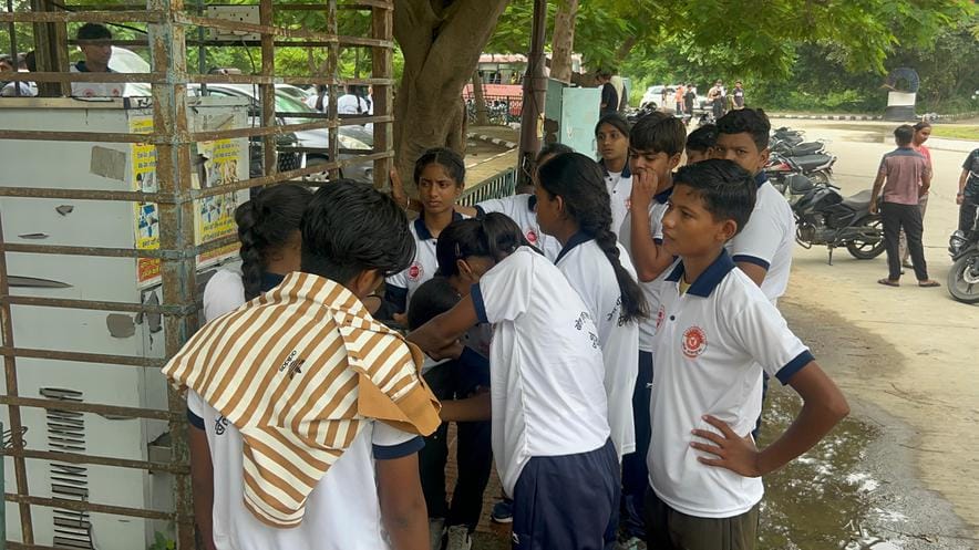 रोहतक के राजीव गांधी खेल स्टेडियम में फुटबाॅल मैदान में बने कीचड़ में फिसलकर गिरा खिलाड़ी। संव