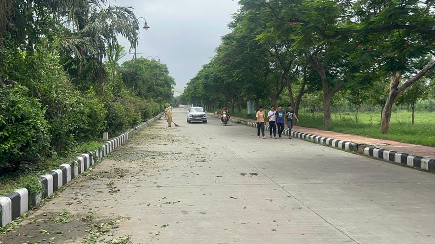 रोहतक के राजीव गांधी खेल स्टेडियम में फुटबाॅल मैदान में बने कीचड़ में फिसलकर गिरा खिलाड़ी। संव