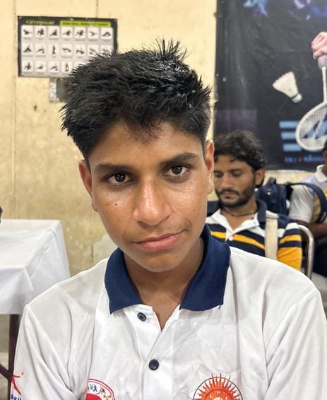 रोहतक के राजीव गांधी खेल स्टेडियम में फुटबाॅल मैदान में बने कीचड़ में फिसलकर गिरा खिलाड़ी। संव