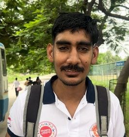 रोहतक के राजीव गांधी खेल स्टेडियम में फुटबाॅल मैदान में बने कीचड़ में फिसलकर गिरा खिलाड़ी। संव
