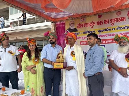 राजीव गांधी खेल स्टेडियम में खेल महाकुंभ के दौरान फुटबॉल खेलते पंचकुला व सिरसा के खिलाड़ी। संव राजीव गांधी खेल स्टेडियम में खेल महाकुंभ के दौरान फुटबॉल खेलते पंचकुला व सिरसा के खिलाड़ी। संव