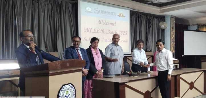 सुभारती विश्वविद्यालय के सरदार पटेल सुभारती लॉ कॉलेज में नई छात्रों का स्वागत किया गया। स्रोत :