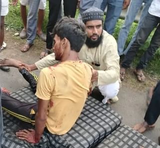 हादसे में क्षतिग्रस्त ट्रक और रोड पर बिखरे प्याज व परचून का सामान।