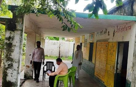 सठेड़ी के स्कूल की दीवार पर लिखा जीर्ण शीर्ण भवन। संवाद सठेड़ी के स्कूल की दीवार पर लिखा जीर्ण शीर्ण भवन। संवाद