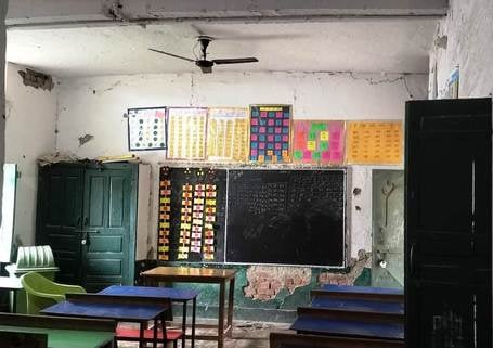 सठेड़ी के स्कूल की दीवार पर लिखा जीर्ण शीर्ण भवन। संवाद सठेड़ी के स्कूल की दीवार पर लिखा जीर्ण शीर्ण भवन। संवाद
