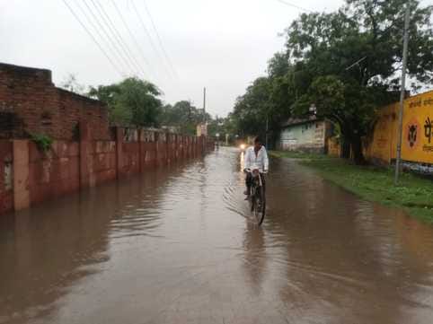 शहर के मुख्य स्टेशन मार्ग पर जलभराव की स्थिति। संवाद