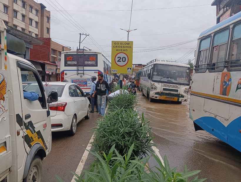 शनिवार शाम को पंडोगा खड्ड का जलस्तर दोबारा बढ़ने पर पंडोगा-ईसपुर पुल को सभी वाहनों के लिए बंद क शनिवार शाम को पंडोगा खड्ड का जलस्तर दोबारा बढ़ने पर पंडोगा-ईसपुर पुल को सभी वाहनों के लिए बंद क
