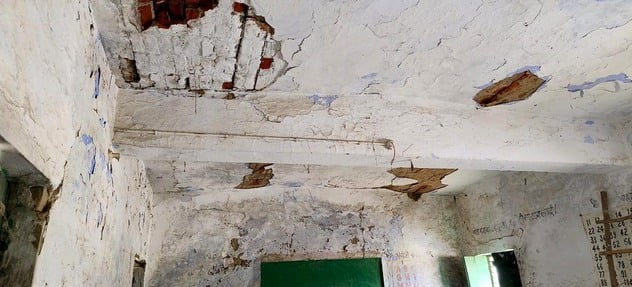 उझानी में चौसिंगा का जर्जर प्राथमिक विद्यालय। संवाद