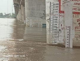 उसहैत में तटबंधों के करीब पहुंचा गंगा का पानी। संवाद उसहैत में तटबंधों के करीब पहुंचा गंगा का पानी। संवाद
