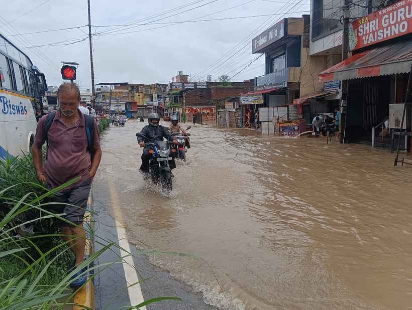 ऊन शहर के शहीद भगत सिंह चौक में चार फीट तक जलभराव के बीच गंतव्य को जाता बुजुर्ग व अन्य वाहन सवा ऊन शहर के शहीद भगत सिंह चौक में चार फीट तक जलभराव के बीच गंतव्य को जाता बुजुर्ग व अन्य वाहन सवा
