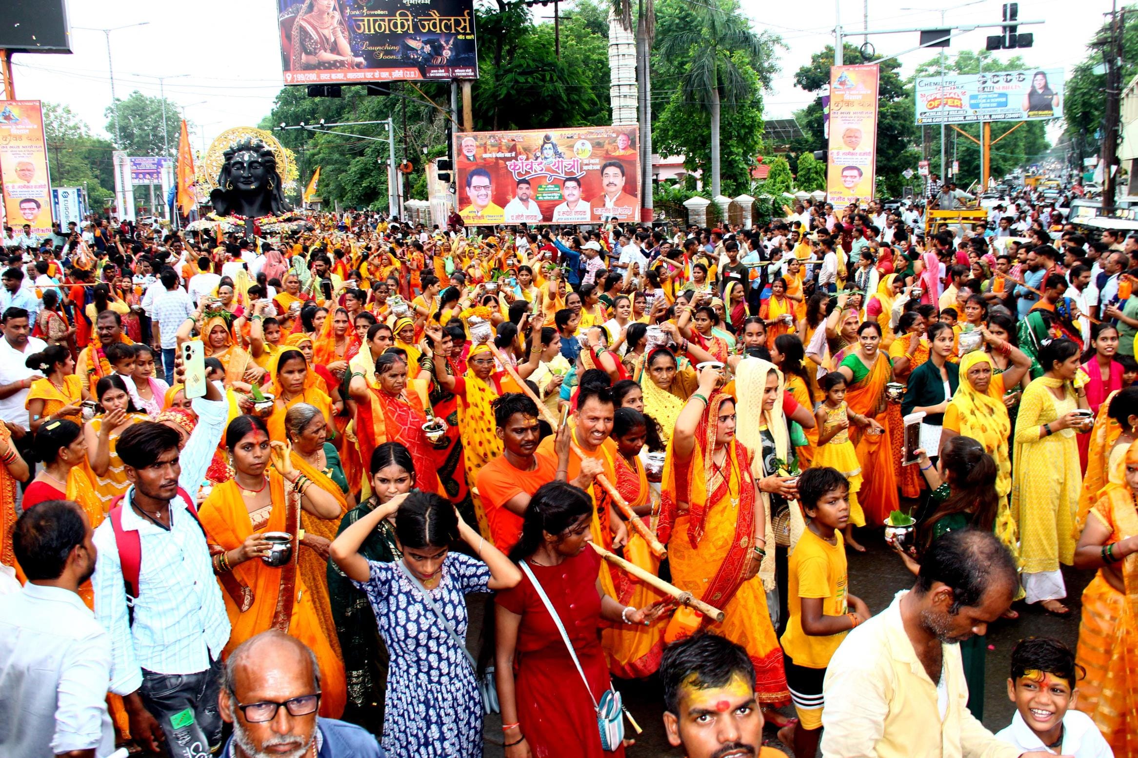 यात्रा में उमड़ी भीड़। यात्रा में उमड़ी भीड़।