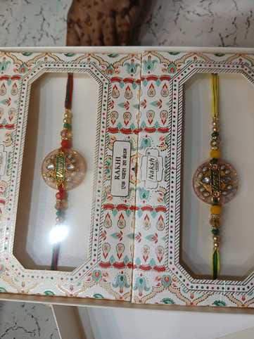 04...राखियों के साथ खिलौने वाली पैकिंग। संवाद 
