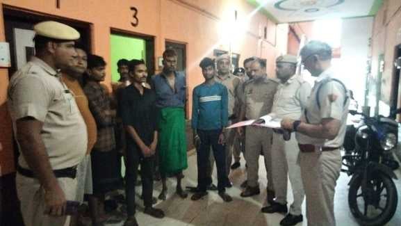 07: सोनीपत में रह रही दूसरे जिलों की महिलाओं से विवरण लेती पुलिस। स्रोत पुलिस