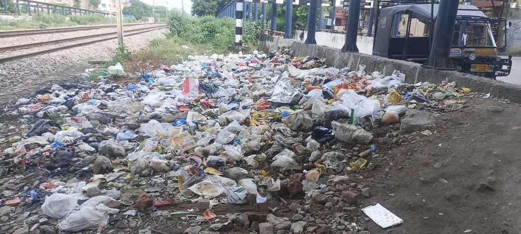 10....हाउसिंग बोर्ड कॉलोनी के निकट रेलवे अंडरपास में हुए जलभराव में होकर गुजरते बाइक सवार। संवा 10....हाउसिंग बोर्ड कॉलोनी के निकट रेलवे अंडरपास में हुए जलभराव में होकर गुजरते बाइक सवार। संवा