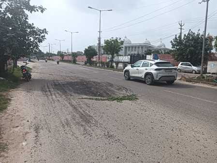 22...झज्जर रोड निकट ओमेक्स सिटी नहरी पुल पर धंसी सड़क। संवाद