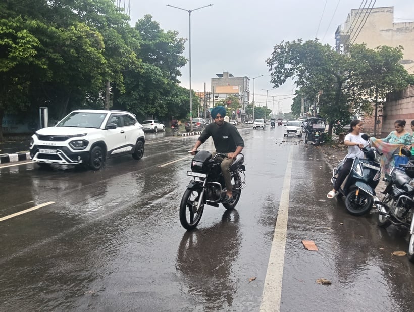 25 कैथल। पुराना बस स्डैंड से छात्रावास रोड पर शाम को बादल छाने का नजारा। संवाद