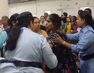 27...पीजीआई थाने में महिला पुलिसकर्मी से भिड़ती महिला। स्रोत : सोशल मीडिया