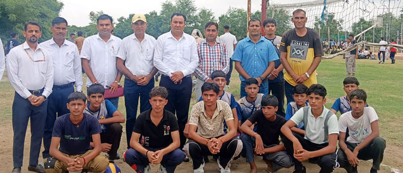 35 कलायत: दूसरे दिन की प्रतियोगिताओं में खिलाडिय़ों से मैदान में मिल कर आशीर्वाद देते खंड शिक्षा