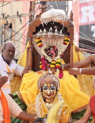 ऐसे भव्य रूप से निकली सवारी