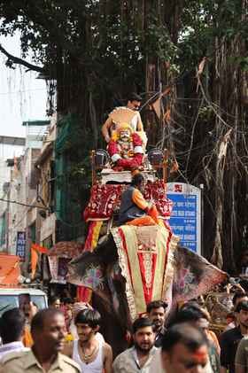 ऐसे भव्य रूप से निकली सवारी