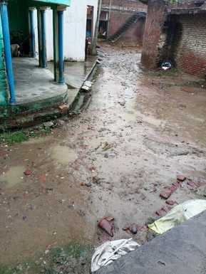 अलापुर में जलभराव के बीच निकलते लोग। संवाद अलापुर में जलभराव के बीच निकलते लोग। संवाद