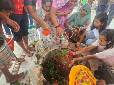 अनूपशहर के हर-हर महादेव मंदिर में भगवान भोलेनाथ की पूजा-अर्चना करते बटुक। संवाद अनूपशहर के हर-हर महादेव मंदिर में भगवान भोलेनाथ की पूजा-अर्चना करते बटुक। संवाद
