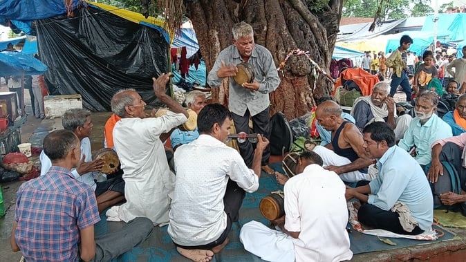 भूतनाथ मंदिर परिसर में प्राचीन कुएं की पूजा करते श्रद्धालु। संवाद भूतनाथ मंदिर परिसर में प्राचीन कुएं की पूजा करते श्रद्धालु। संवाद