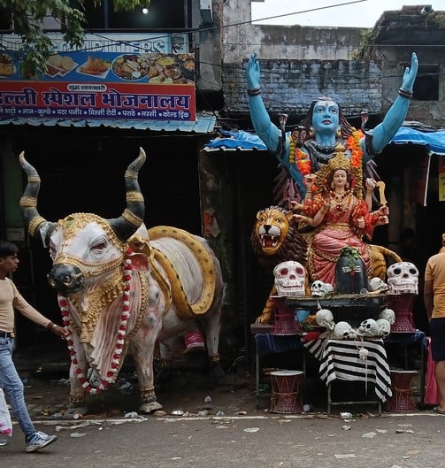 भूतनाथ मंदिर परिसर में प्राचीन कुएं की पूजा करते श्रद्धालु। संवाद भूतनाथ मंदिर परिसर में प्राचीन कुएं की पूजा करते श्रद्धालु। संवाद